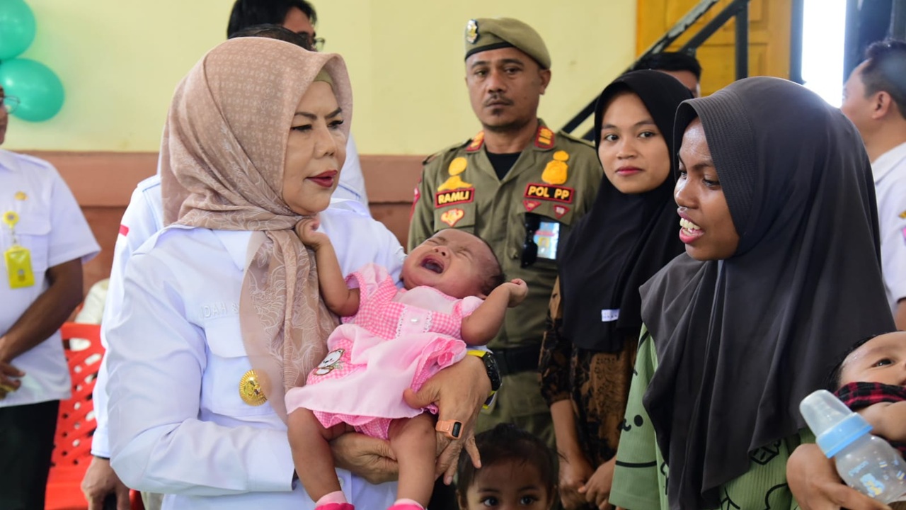 Gusnar Ismail dan Idah Syahidah Kirim Paket Makanan Tambahan untuk Puluhan Anak di Bawah 5 Tahun