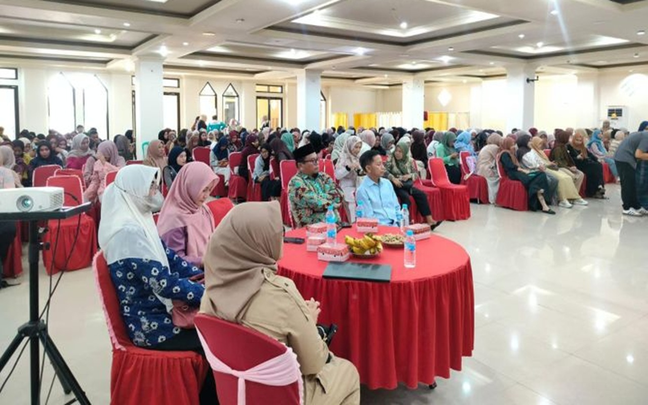 Kadis Kesehatan Gorontalo Jadi Narasumber Seminar Parenting Nasional PWNA