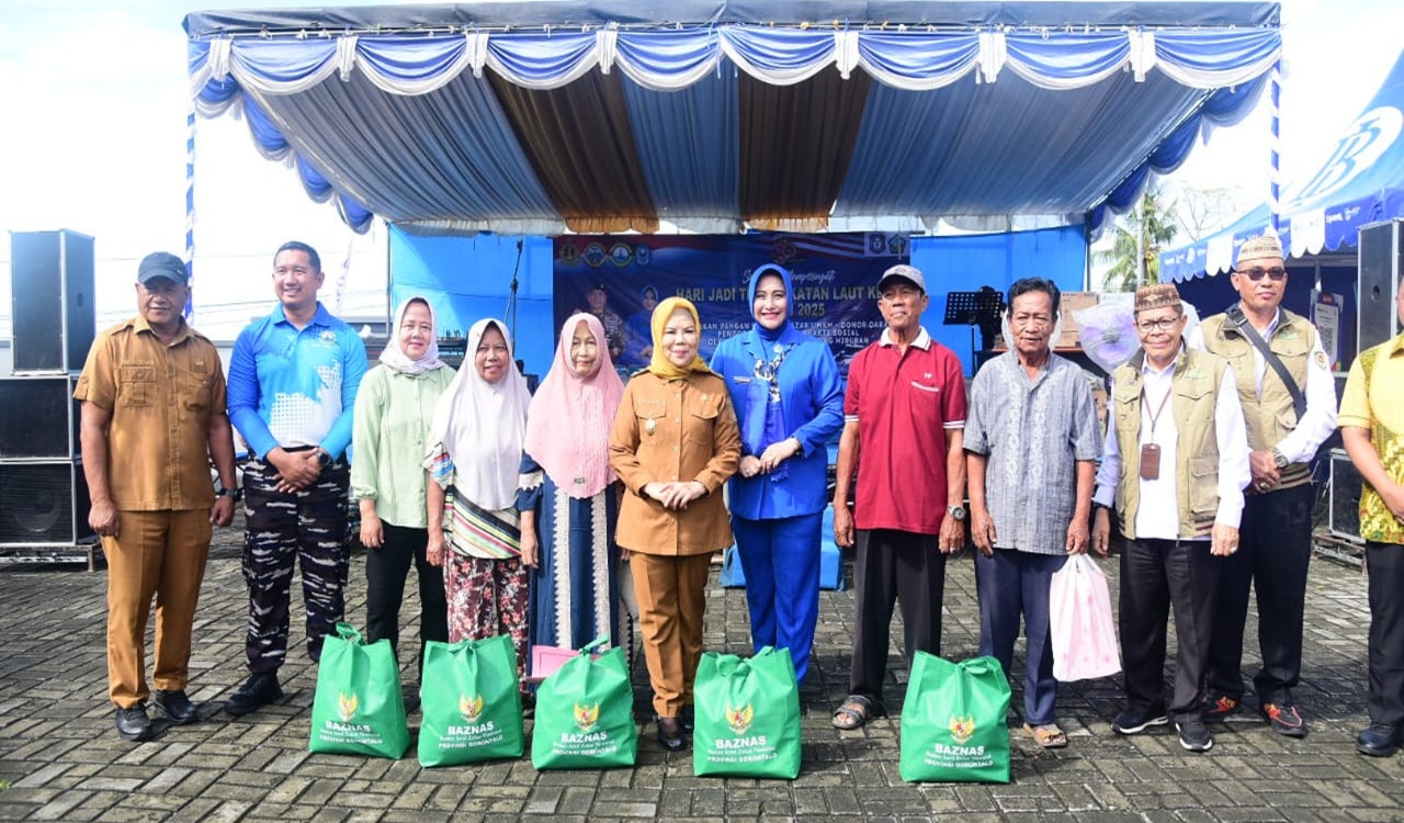 700 Warga Gorontalo Nikmati Sembako Murah Bersubsidi di HUT TNI AL ke-80