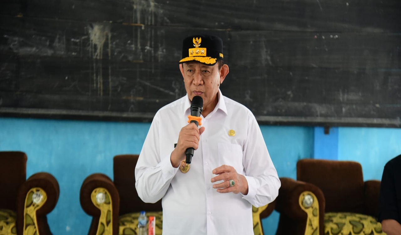 Mantap! Gusnar Ismail Serahkan Kartu BPJS Ketenagakerjaan untuk Warga Bone Pesisir