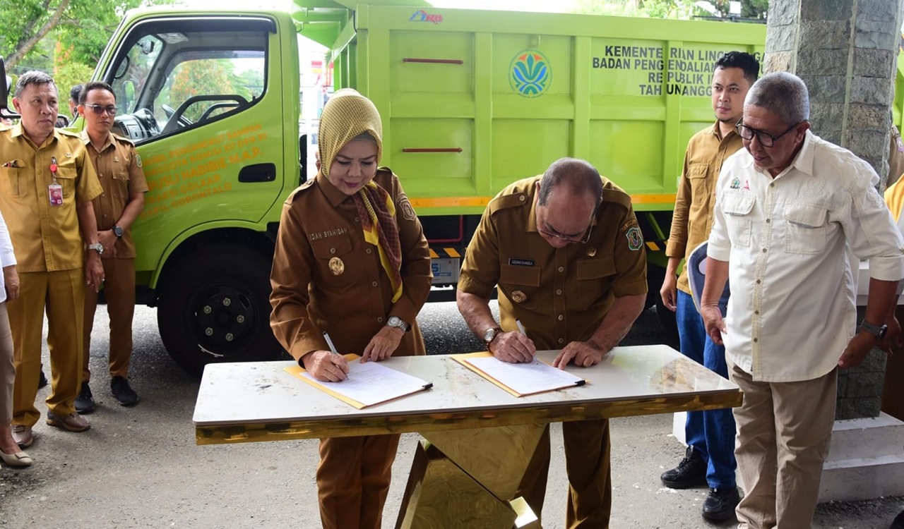 Wagub Idah Syahidah Serahkan Truk Sampah Aspirasi Rusli Habibie untuk Kota Gorontalo