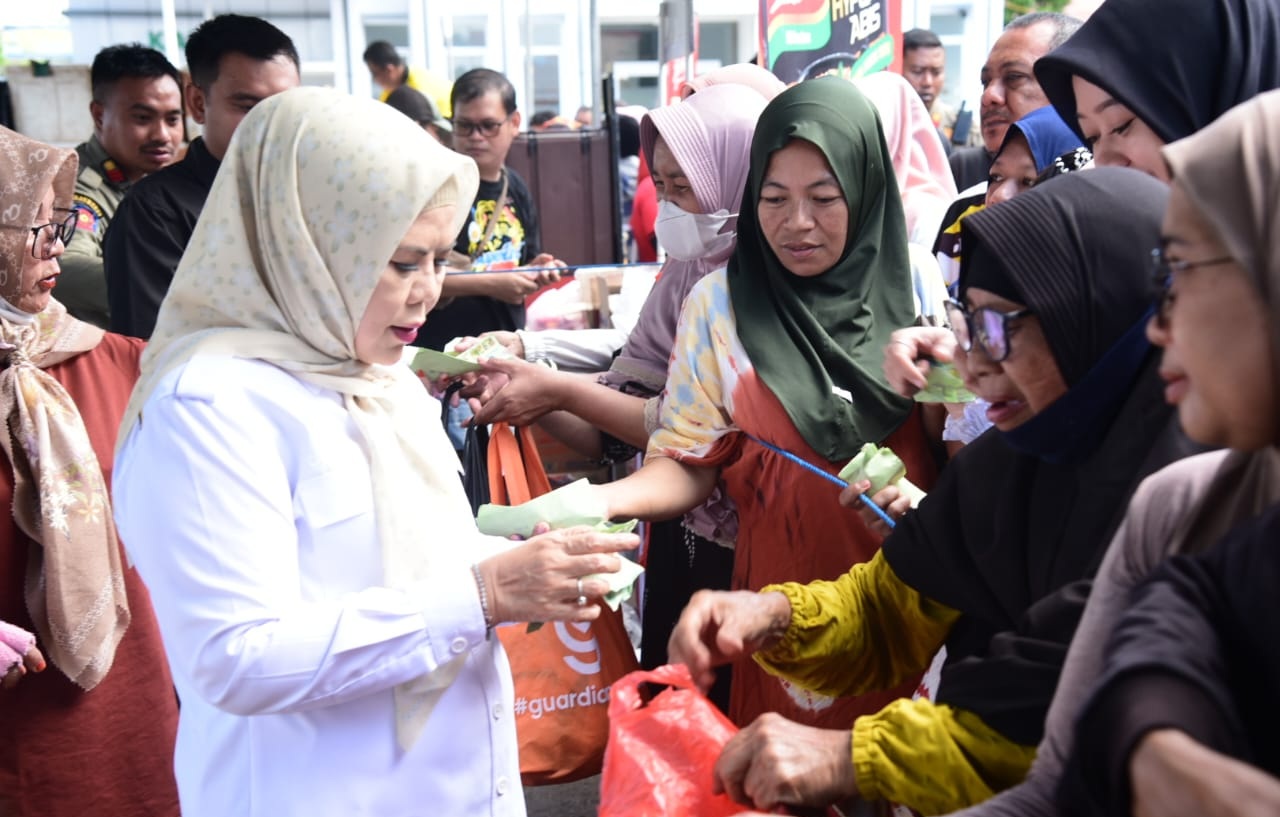 Wagub Idah Syahidah Layani Warga di Pasar Murah Bersubsidi Gorontalo, Warga Antusias