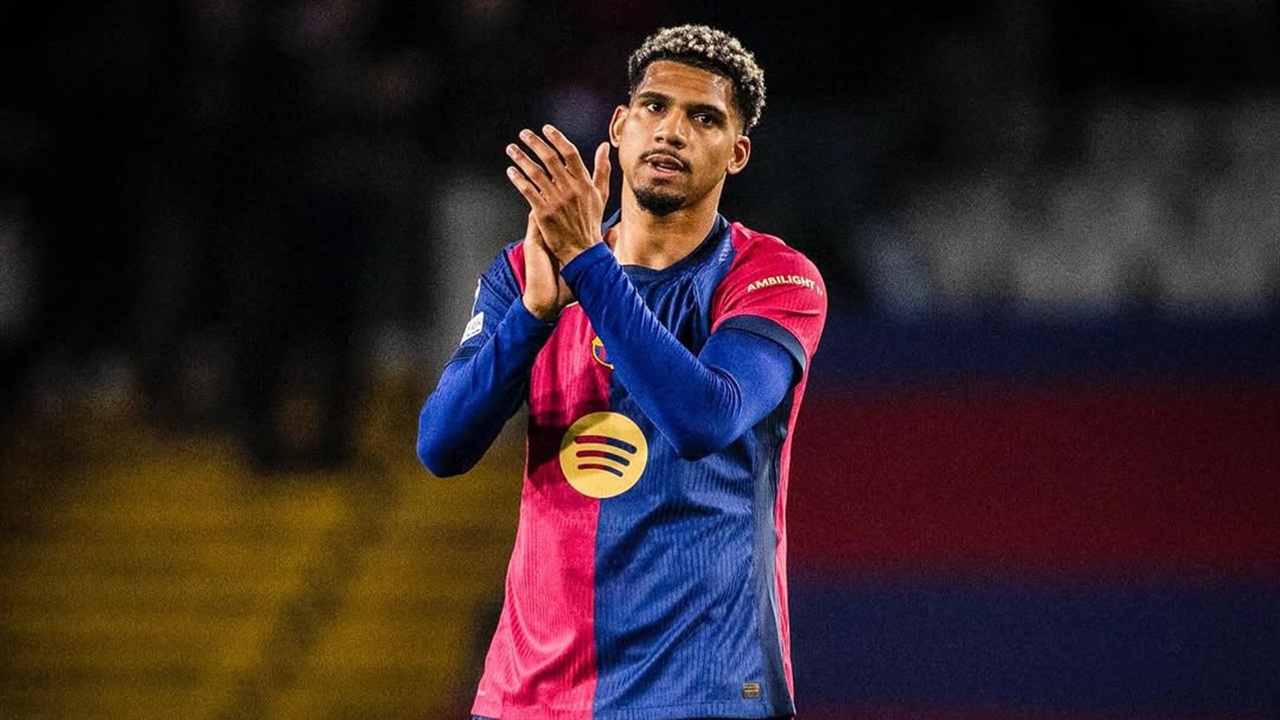 Hansi Flick Bakal 'Tendang' Ronald Araujo dari Barcelona? Ini Jawabannya