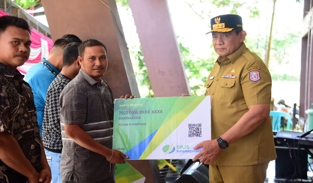 Gusnar Ismail Serahkan Bantuan Premi Asuransi untuk 500 Nelayan, Lindungi dari Risiko Kerja dan Kematian