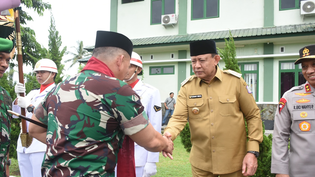 Gusnar Ismail Datangi Upacara Adat Mopotilolo Danrem 133/NWB yang Baru