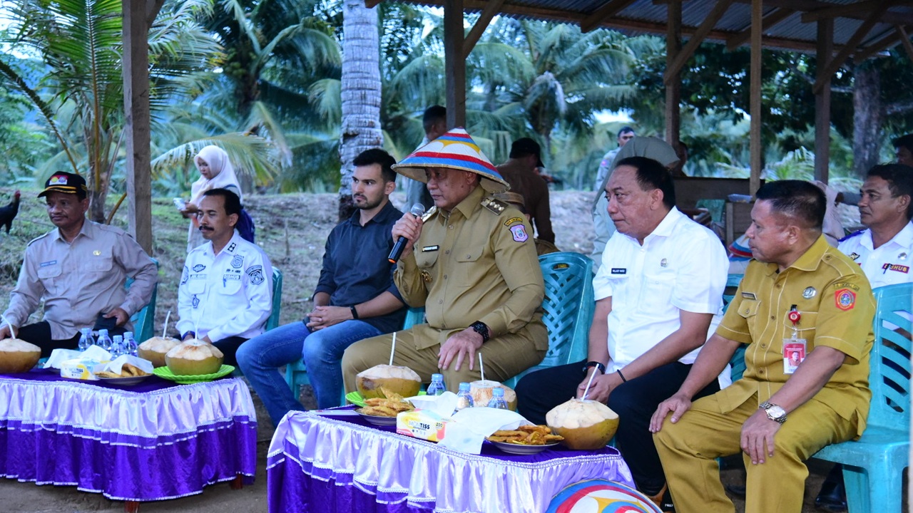 Gusnar Ismail Serahkan Bantuan Benih Jagung ke Para Petani di Kecamatan Tolinggula