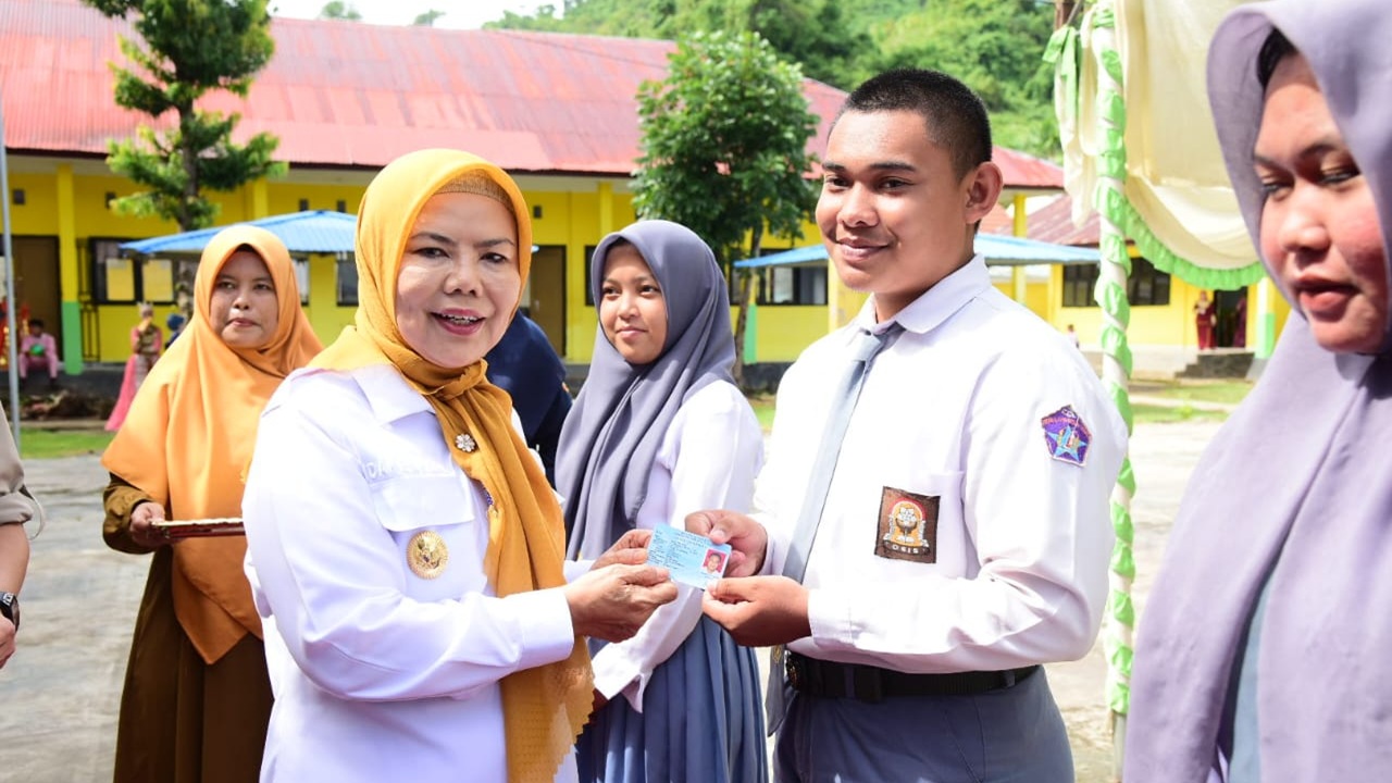Wakil Gubernur Idah Syahidah Tinjau Kegiatan Perekaman dan Pencetakan e-KTP Pelajar SMA Negeri 4 Tolinggula