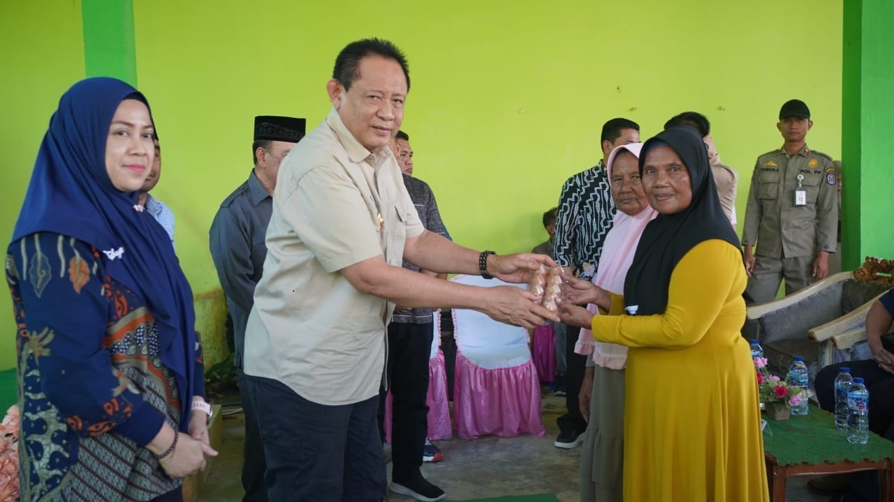 Gusnar Ismail Bantu Salurkan Bantuan ke KPM di 3 Kecamatan di Kabupaten Gorontalo