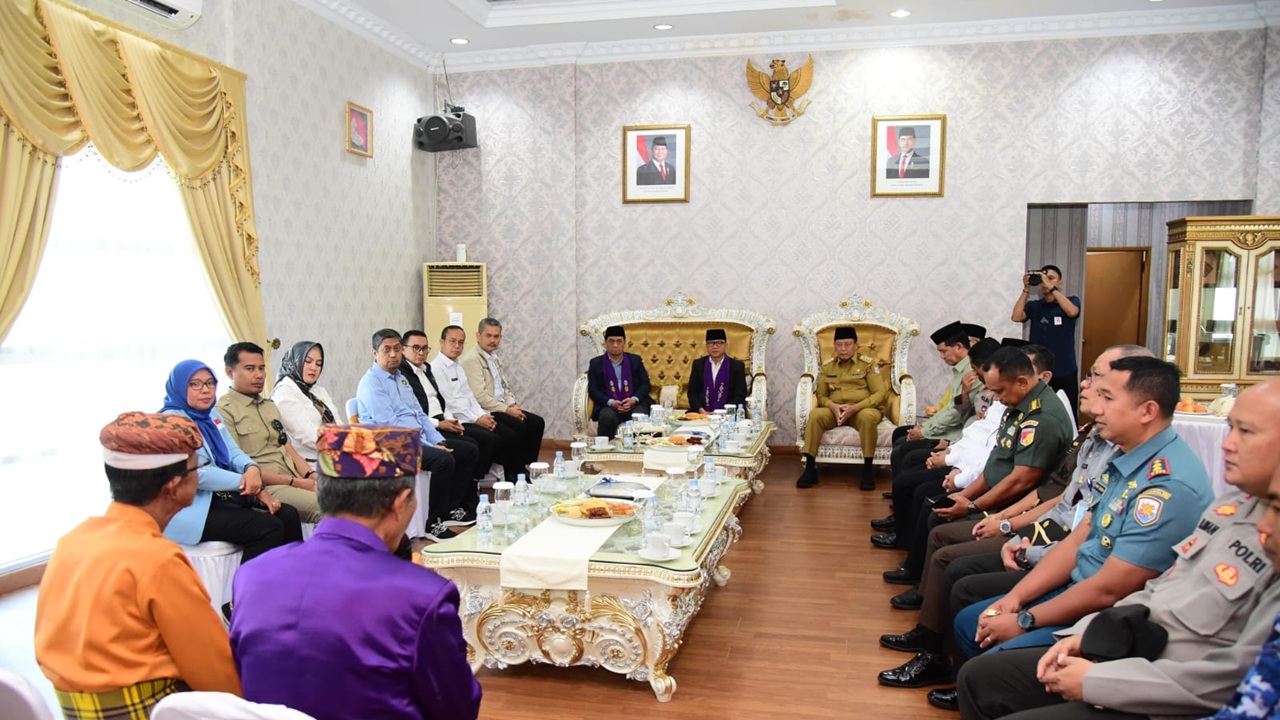 Mendes PDTT dan Wamendes PDTT Kunjungi Gorontalo, Disambut Adat Mopotilolo