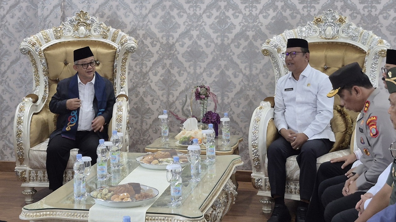 Kunjungi Gorontalo, Mendikmen RI Dapat Sambutan dengan Adat Mopotilolo