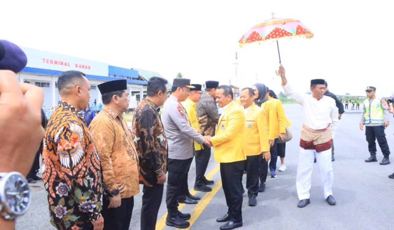 Kapolda Gorontalo Sambut Kedatangan Menteri ESDM Bahlil Lahadalia di Bandara Djalaluddin