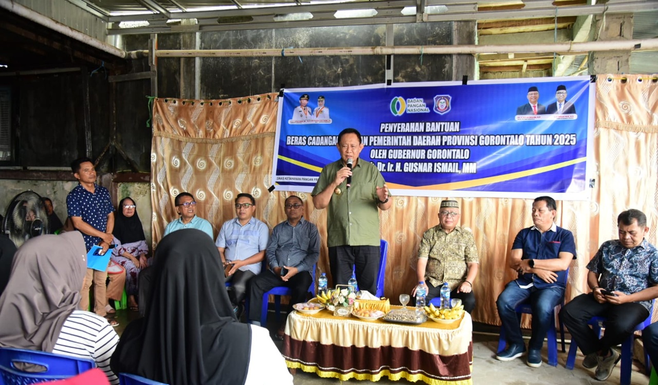Gusnar Ismail Salurkan Bantuan Beras CPP untuk Warga di Kabupaten Gorontalo