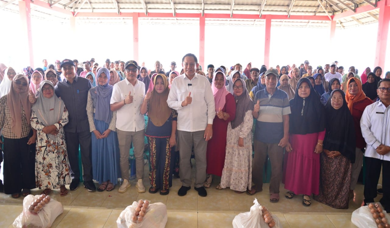 Bantuan Pangan dari Pemprov Disambut Hangat Warga Desa Bajo di Tengah Harga Beras Tinggi