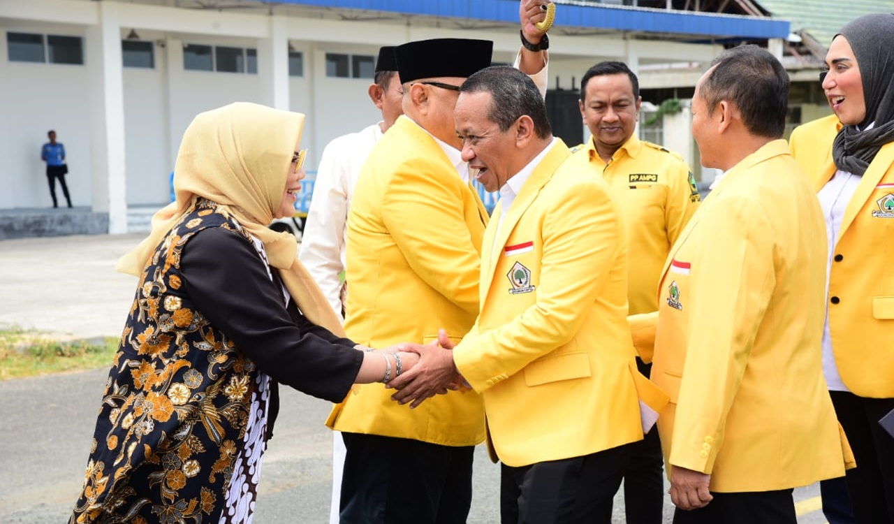 Menteri ESDM Bahlil Lahadalia Disambut Adat Mopotilolo Saat Tiba di Gorontalo