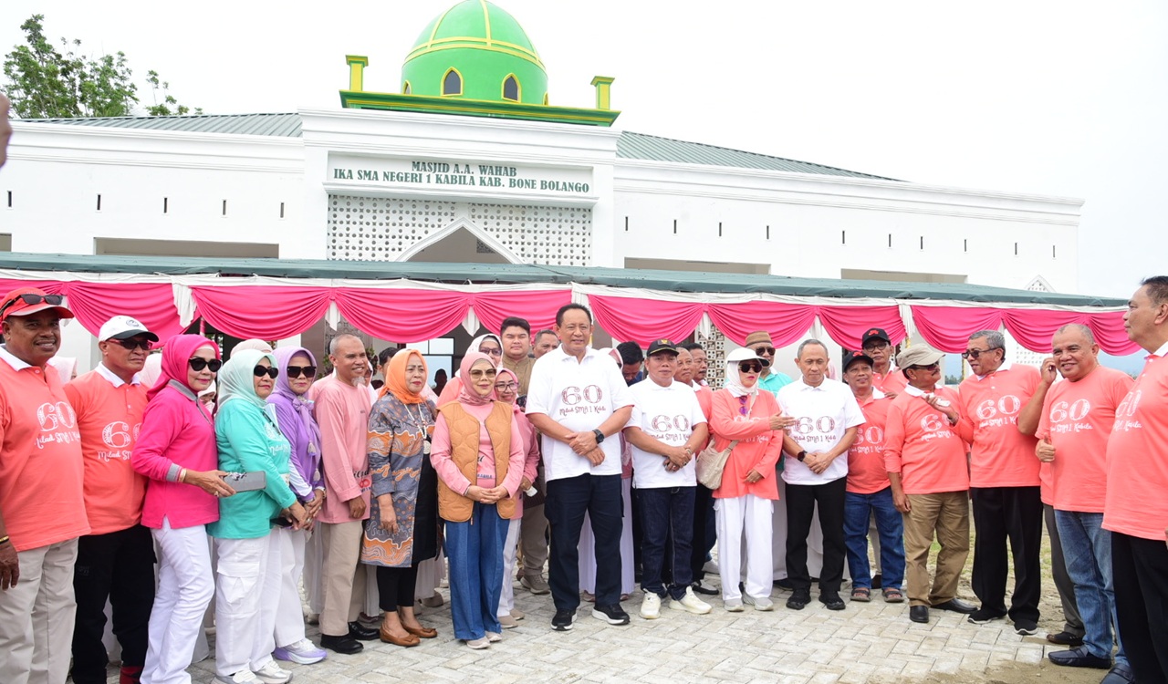 Gusnar Ismail Serahkan Bantuan Rp10 Juta untuk Masjid SMA Negeri 1 Kabila