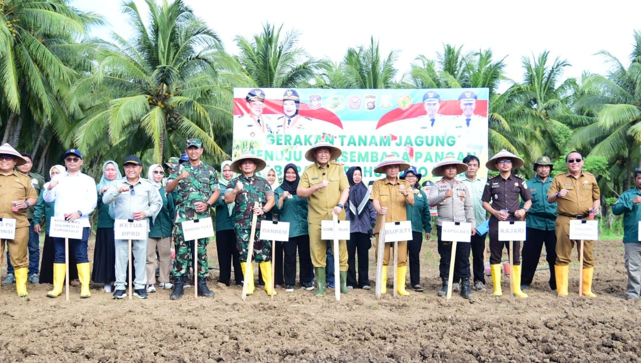 Bantu Produktivitas Petani, Gubernur Gorontalo Serahkan Alsintan di Pohuwato