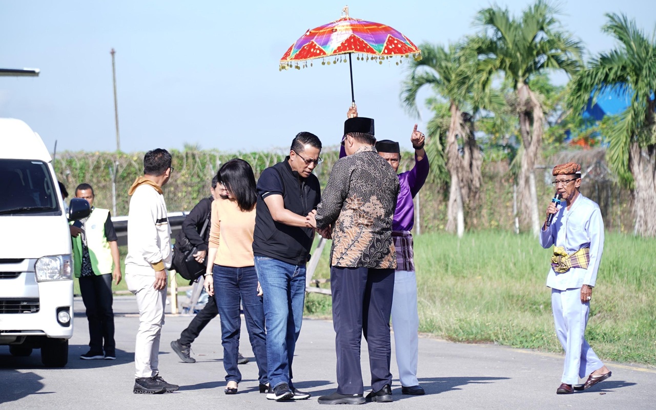 Kunjungan Pertama ke Gorontalo, Menkumham Jalani Rangkaian Adat Mopotilolo yang Khidmat