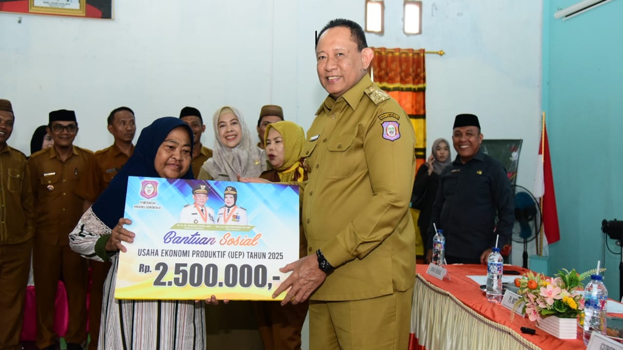 Gusnar Ismail dan Idah Syahidah Serahkan Bantuan UEPK–PK di Kantor Desa Tolango