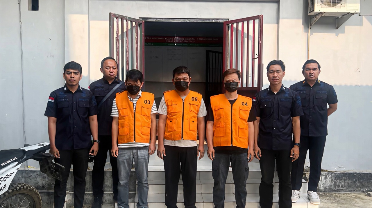 Imigrasi Gorontalo Deportasi 3 WNA China yang Kedapatan Beraktivitas di Tambang Bumela  
