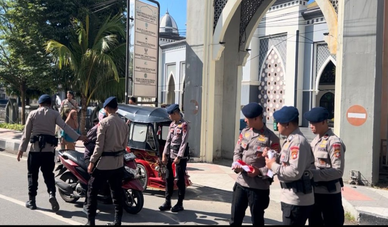 Sambut HUT ke-80 RI, Brimob Polda Gorontalo Bagikan Ratusan Bendera Merah Putih ke Warga