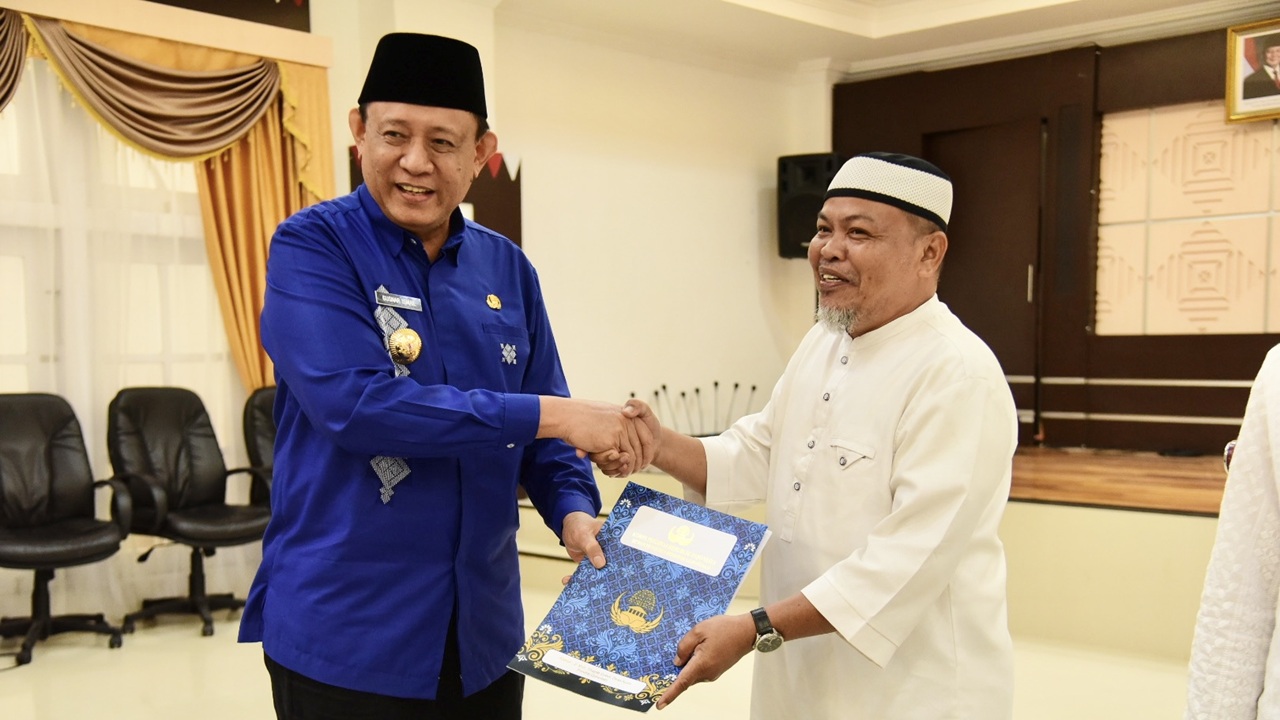 Gusnar Ismail Serahkan Uang Saku Kepada Calon Jemaah Haji Anggota KORPRI Pemprov Gorontalo