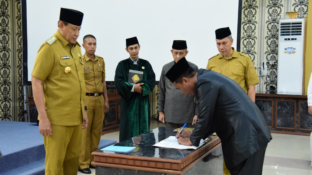 Gusnar Ismail Melantik Sejumlah Kepsek SMA dan SMK di Ruang Dulohupa