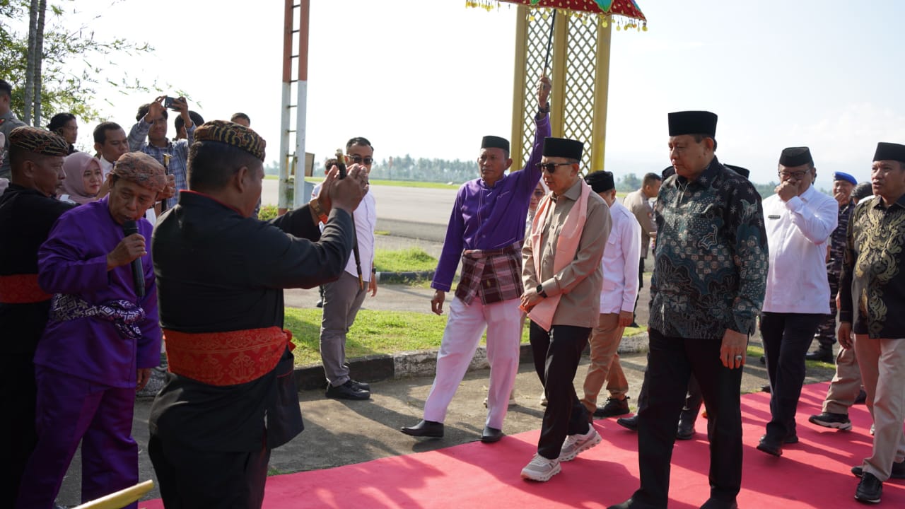 Menteri Kebudayaan Fadli Zon Disambut Adat Mopotilolo Saat Kunjungan Kerja di Gorontalo