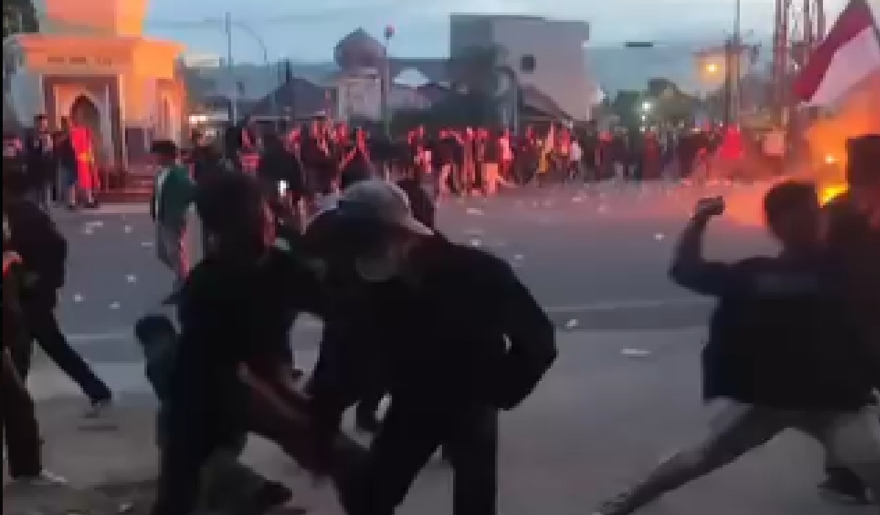 Ricuh! Demo Mahasiswa di Simpang Lima Gorontalo Akhirnya Dibubarkan Polisi
