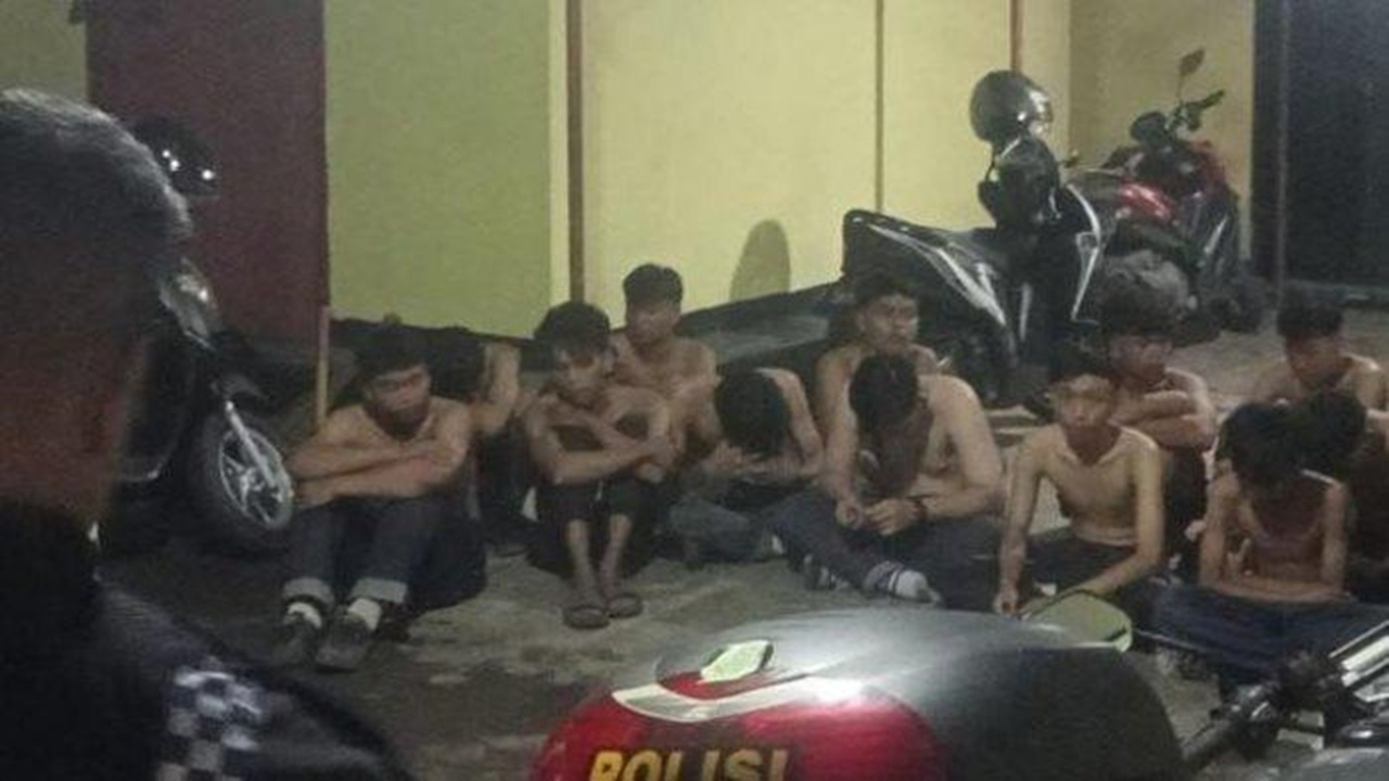 Detik-detik Suporter Persikas Saat Diamankan Ke Polsek Terungkap