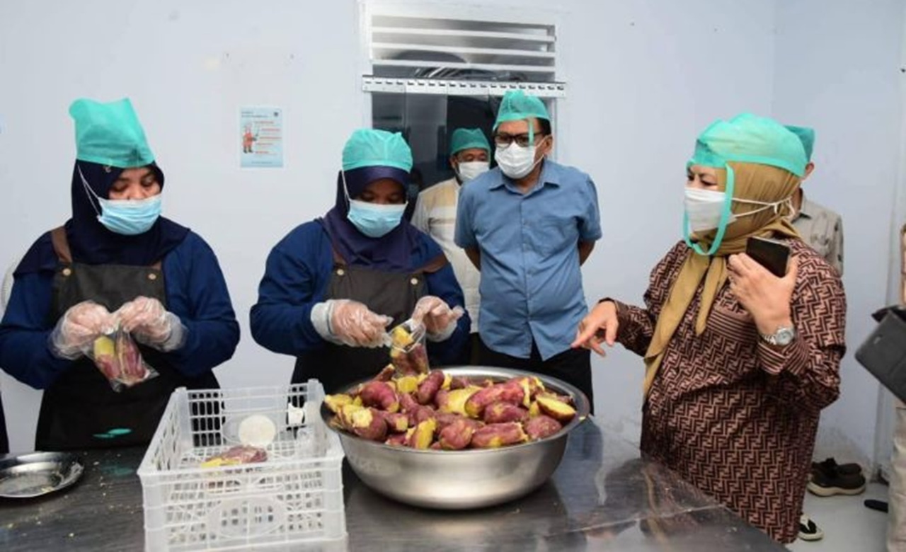 Pastikan Makanan Aman dan Higienis, Idah Syahidah Tinjau SPPG MBG Gorontalo Sejak Subuh