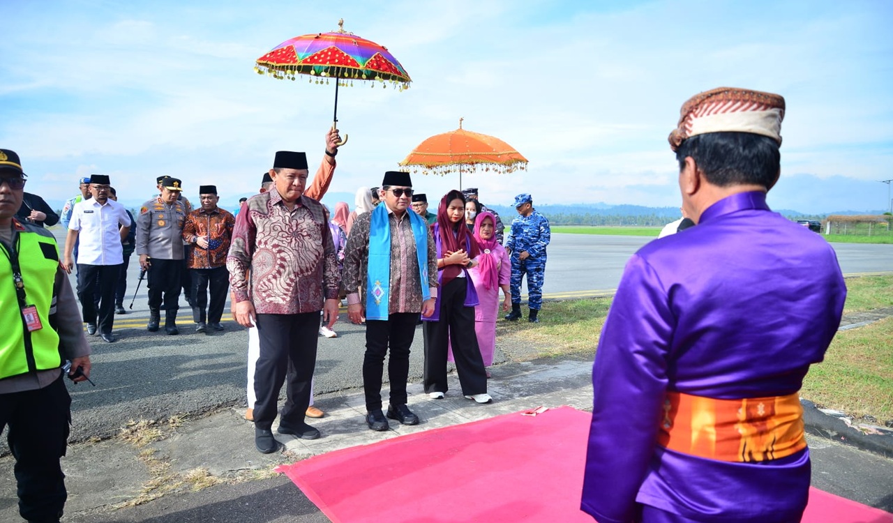 Menekraf dan Wamenpar Disambut Adat Mopotilolo dalam Kunjungan Perdana ke Gorontalo