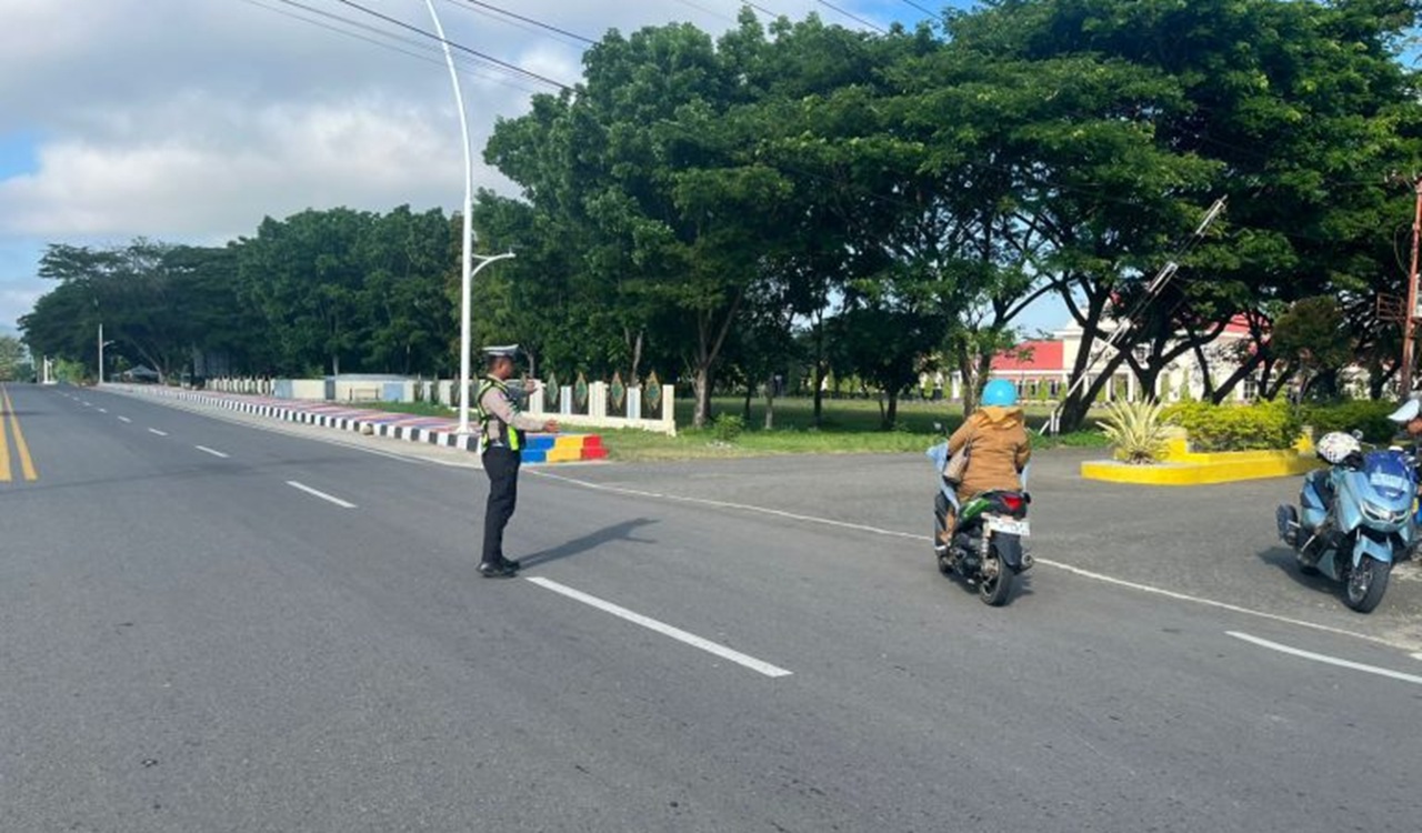 Sat Lantas Polres Gorontalo Utara Lakukan Pengaturan Arus Lalu Lintas di Titik Rawan Kemacetan