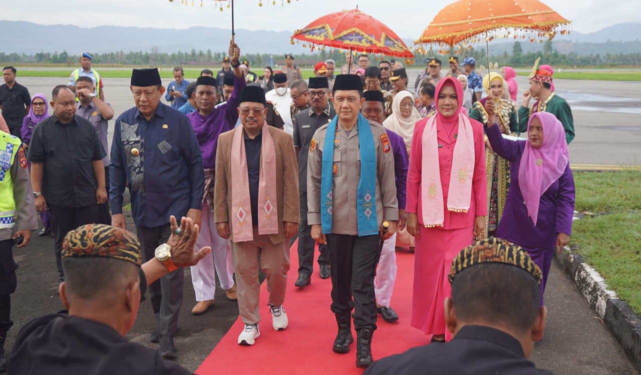 Adat Mopotilolo Sambut Kapolda Gorontalo Baru Irjen Pol Widodo