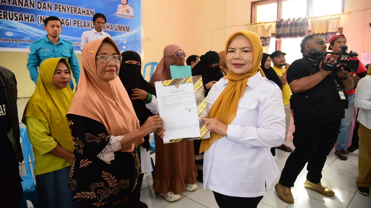 Pemprov Gorontalo Dorong Legalitas dan Penguatan UMK, Gusnar Ismail-Idah Syahidah Serahkan NIB