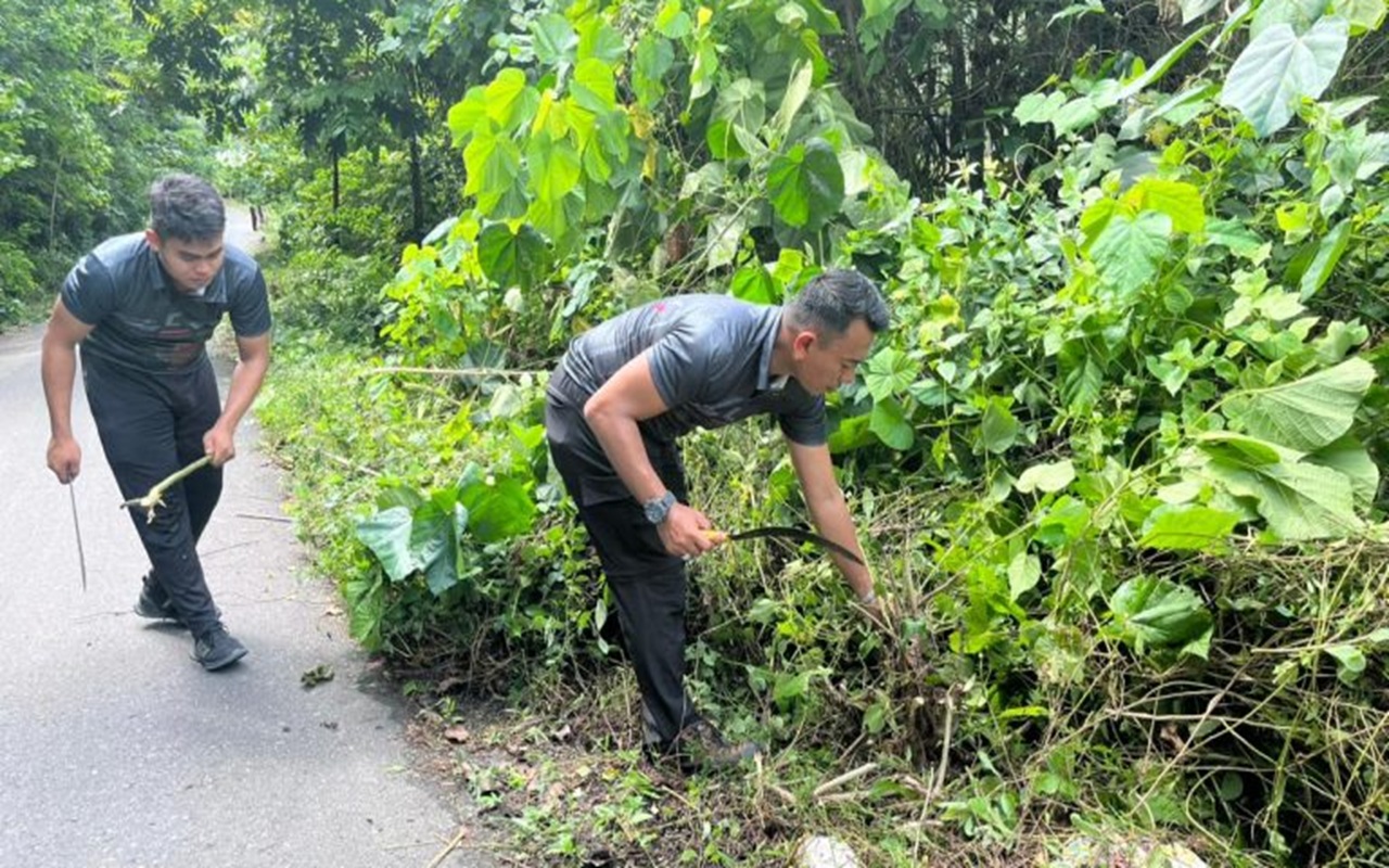 Respons Keluhan Warga, 20 Personel Brimob Bersihkan Jalan di Tibawa