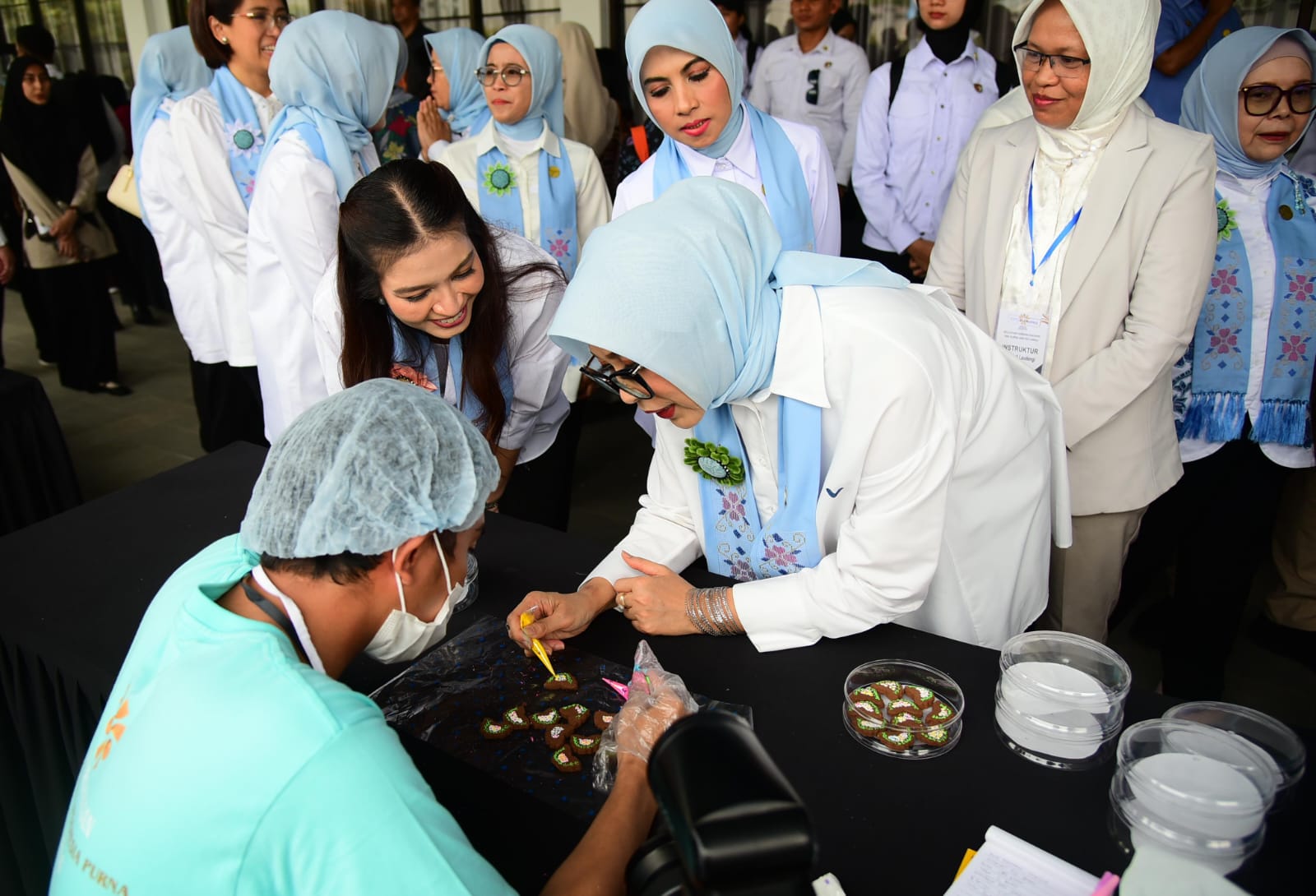 Kue Karawo Curi Perhatian Selvi Ananda saat Kunjungi Pelatihan Kewirausahaan Purna PMI di Gorontalo
