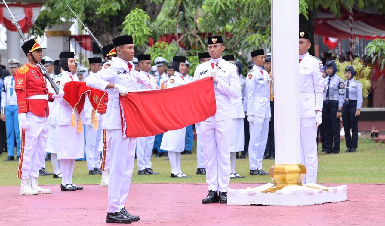 Momen Upacara Penurunan Bendera HUT ke-80 RI di Gorontalo, Gusnar Ismail Jadi Inspektur