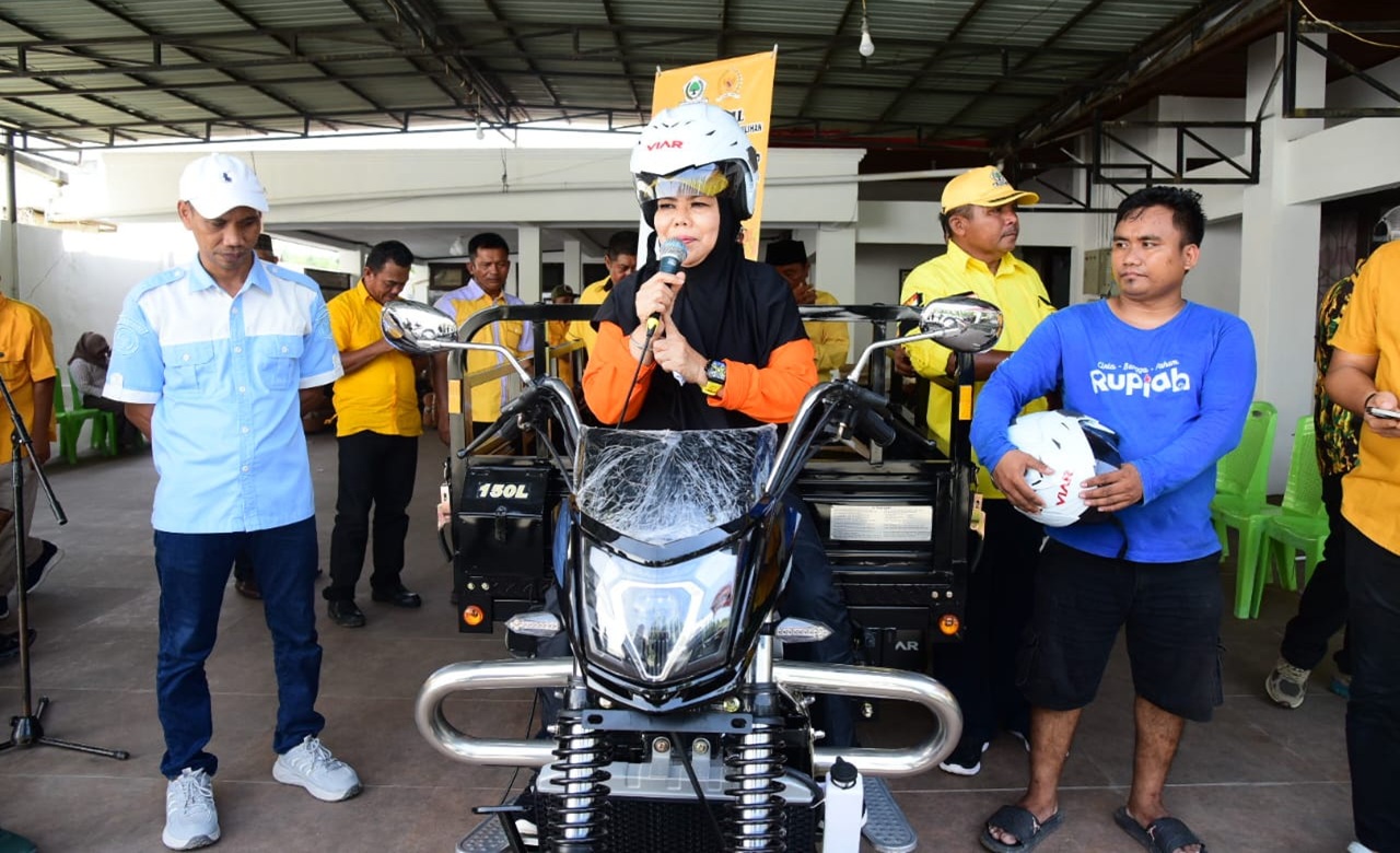 Idah Syahidah Serahkan Dua Unit Motor Viar untuk Pengelolaan Sampah di Boalemo