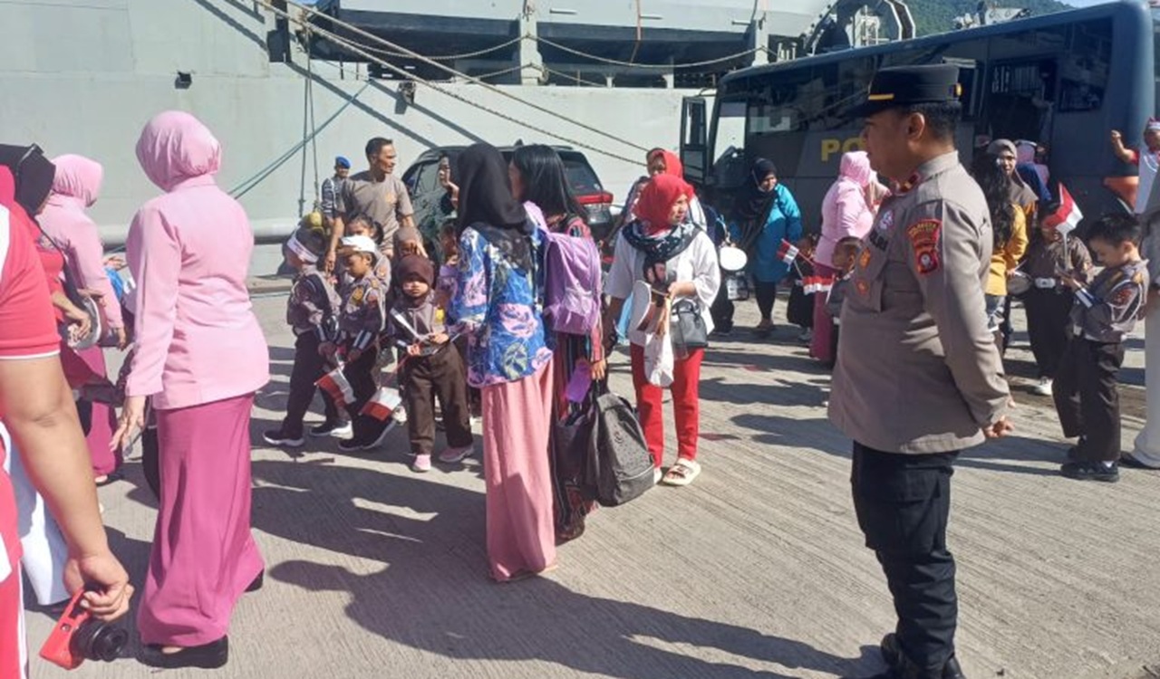 Bhayangkari Gorontalo Kota Kunjungi Kapal Perang TNI AL Sambut HUT RI ke-80