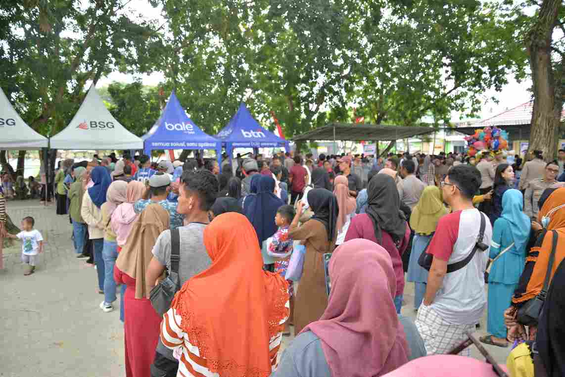 Warga Antusias Serbu Pasar Murah Bersubsidi di Halaman Mapolda Gorontalo