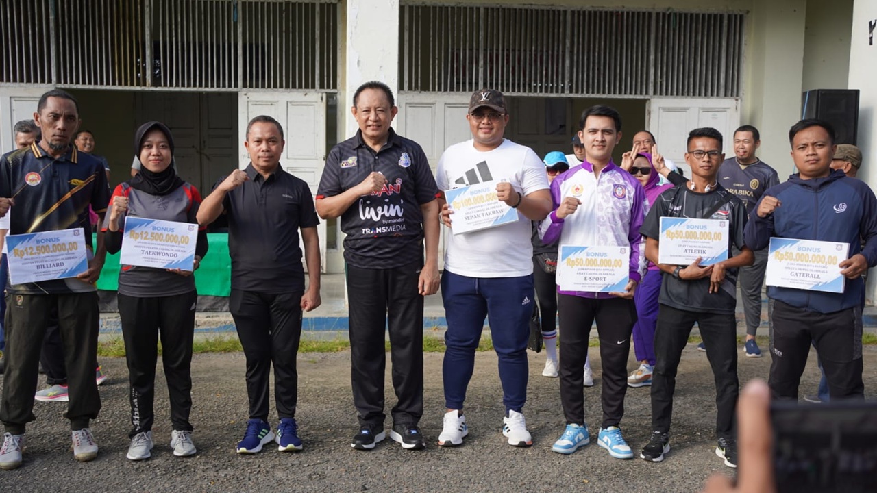 Gusnar Ismail Serahkan Sisa Bonus ke Para Atlet Berprestasi Pada PON XXI Aceh-Sumut