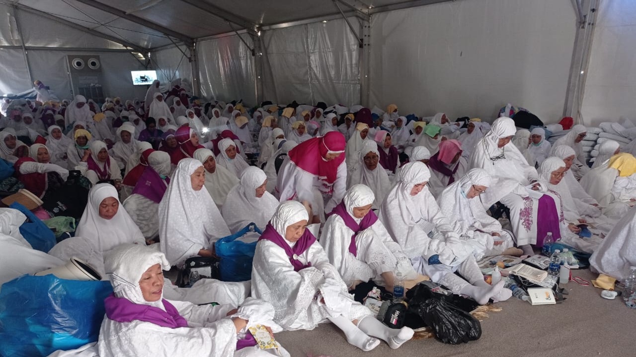 Jemaah Haji Asal Provinsi Gorontalo Menangis Haru Saat Puncak Ibadah Haji Wukuf di Arafah