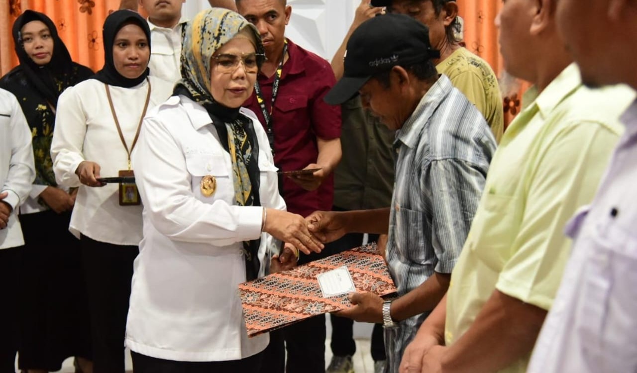 Pemerintah Serahkan 68 Sertifikat Hak Milik kepada Warga Transmigran di Boalemo