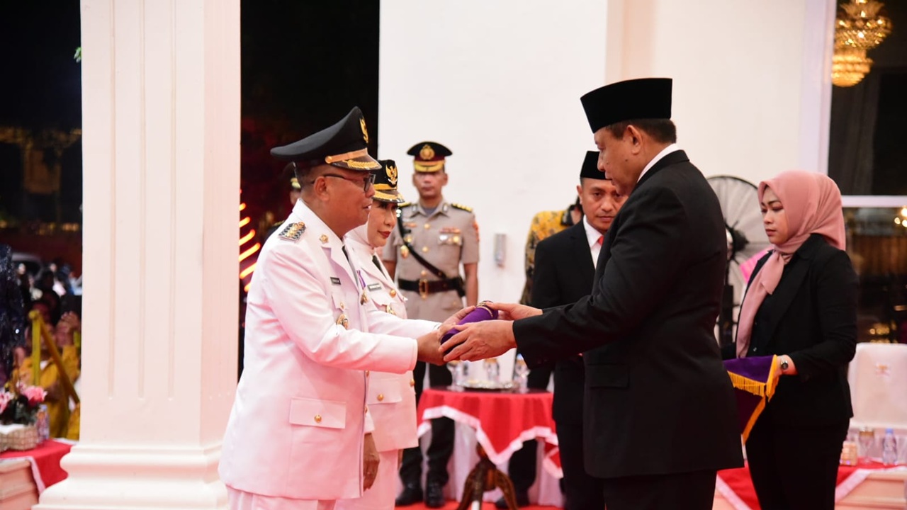 Gusnar Ismail Lantik dan Mengambil Sumpah Bupati dan Wakil Bupati Gorontalo Utara 2025-2030