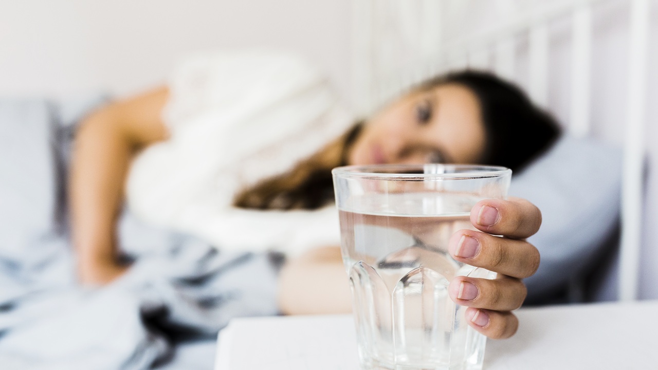 Anjuran Minum Air Putih Sebelum Tidur, Boleh Diterapkan