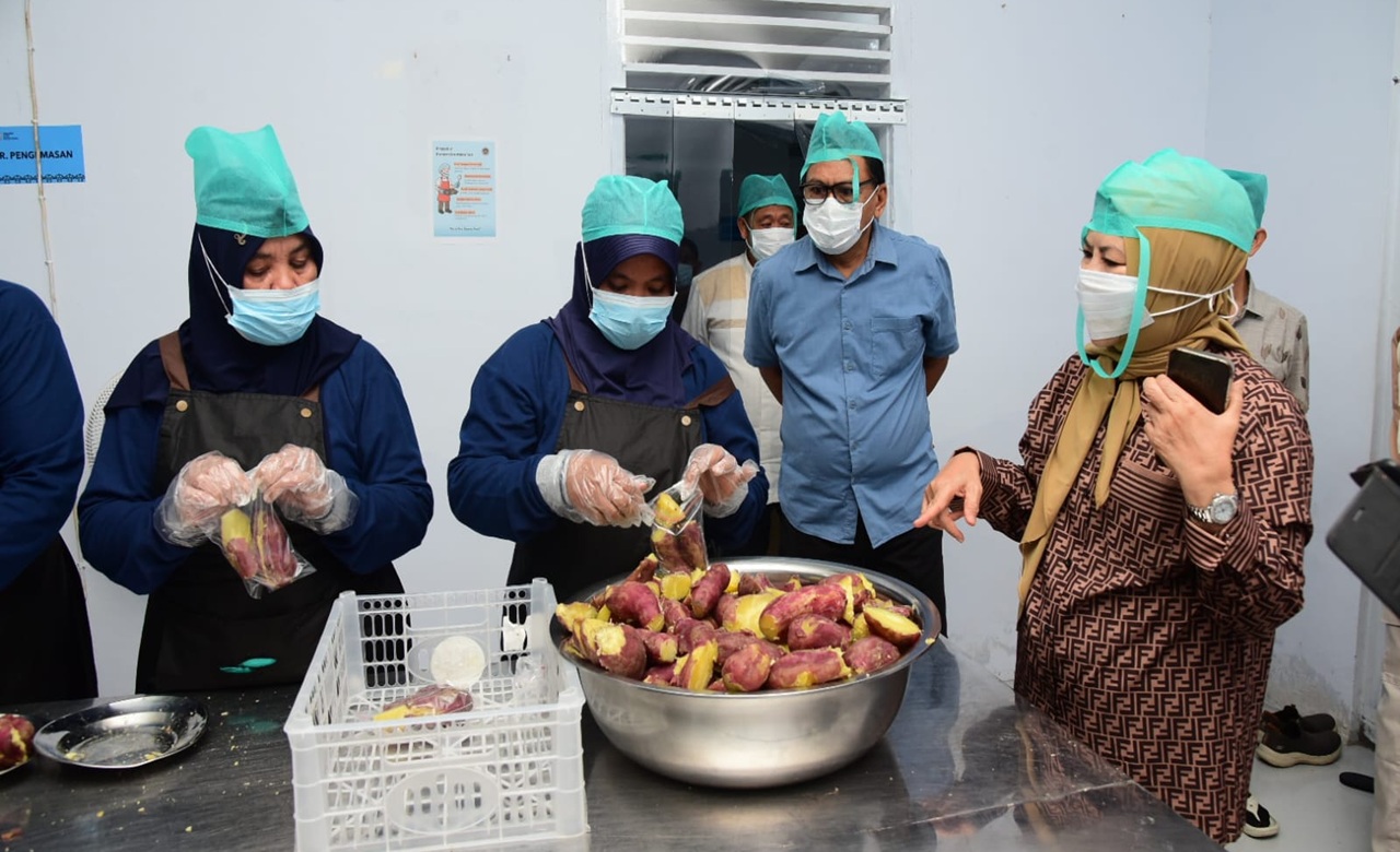 Idah Syahidah Awasi Langsung Proses Produksi Program Makan Bergizi Gratis di Gorontalo