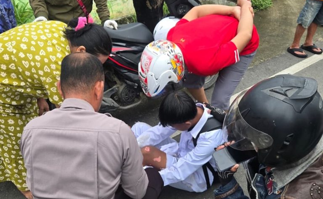 Tanggap Darurat! Personel Brimob Gorontalo Evakuasi Korban Laka Lantas di Jalan Raya Padengo