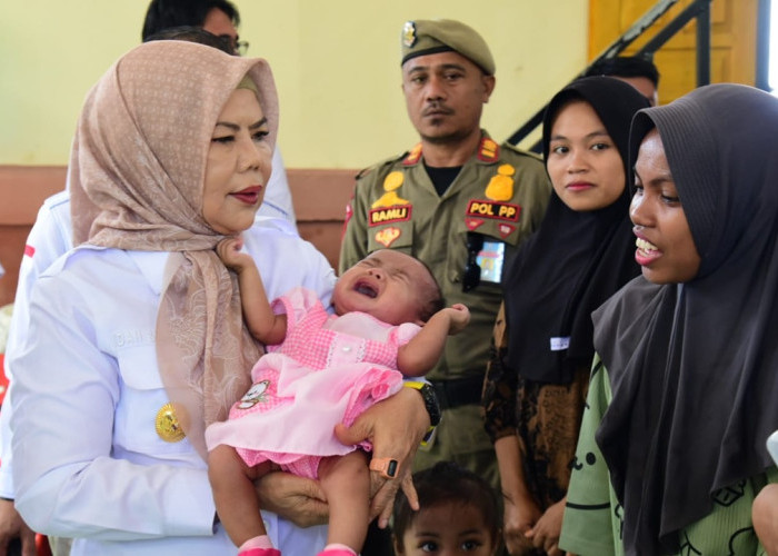 Gusnar Ismail dan Idah Syahidah Kirim Paket Makanan Tambahan untuk Puluhan Anak di Bawah 5 Tahun
