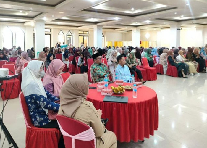 Kadis Kesehatan Gorontalo Jadi Narasumber Seminar Parenting Nasional PWNA