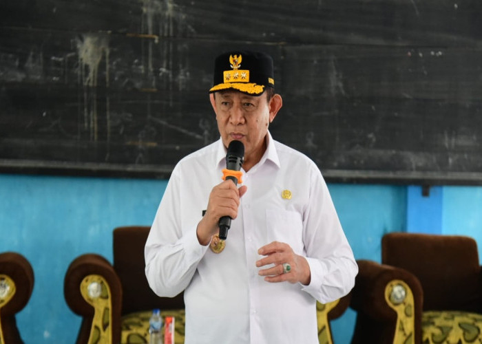 Mantap! Gusnar Ismail Serahkan Kartu BPJS Ketenagakerjaan untuk Warga Bone Pesisir